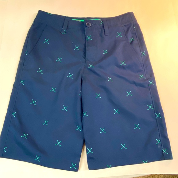 BOYS 14, UNDER ARMOUR GOLF ⛳️ SHORTS. GREEN GOLF CLUBS ON NAVY SHORT. - Picture 1 of 5